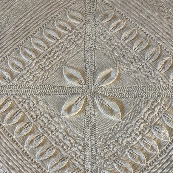 Elegant Cream Crochet Bedspread - Picture 2 of 4